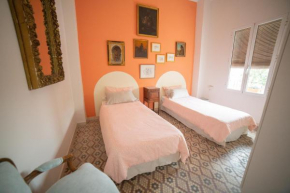 Bright & Happy Twin Room Seville - Naranja